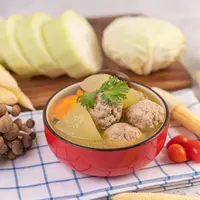 ilustrasi sop sayur bakso kuah bening | copyright freepik.com/jcomp