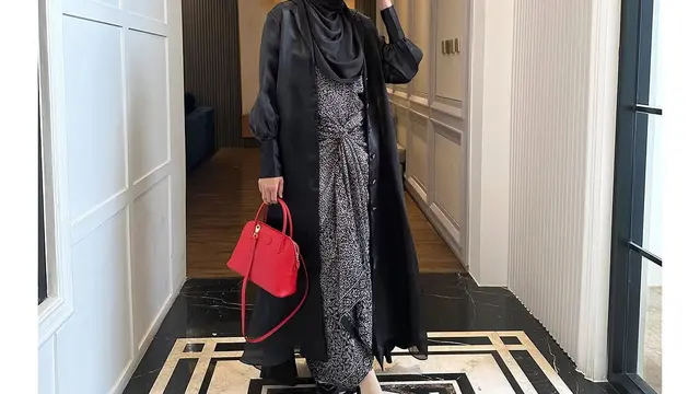 Elegan dengan Nuansa Hitam Putih Abstrak