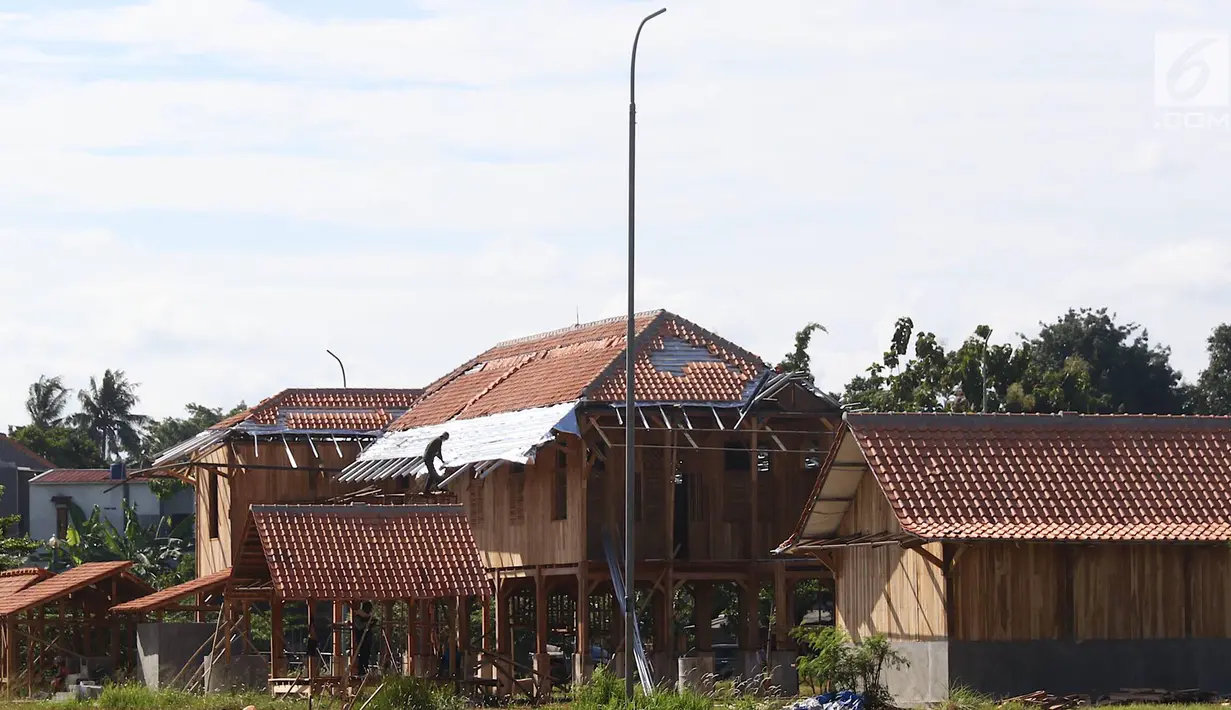 Pekerja menyelesaikan proyek pembangunan Perkampungan Budaya Betawi di tengah Setu Babakan, Jakarta, Kamis (3/1). Lokasi tersebut nantinya akan menjadi kawasan percontohan wisata halal. (Liputan6.com/Immanuel Antonius)