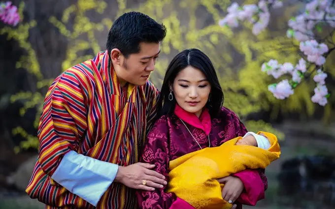 Momen Raja Jigme Khesar Namgyel Wangchuck & Ratu Jetsun Pema bersama pangeran Gyensey (AFP)