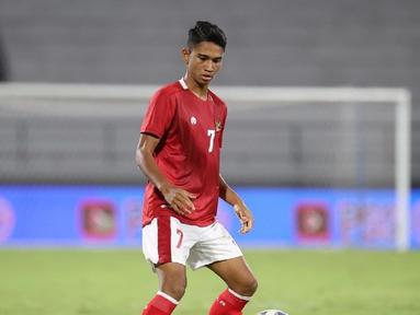 Marselino Ferdinan menjadi debutan termuda di Timnas Indonesia bersama dengan Ronaldo Kwateh. Marselino dan Ronaldo debut di usia 17 tahun. Meski masih sangat muda, keduanya tetap tampil tenang di laga uji coba melawan Timor Leste. (Liputan6.com/IG/@pssi)