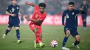<p>Pemain naturalisasi baru Vietnam, Nguyen Xuan Son melesatkan bola ke gawang Thailand dalam laga leg pertama final Piala AFF 2024 yang berlangsung di Viet Tri Stadium, Vietnam, Selasa (02/01/2025) waktu setempat. (AFP/Nhac Nguyen)</p>