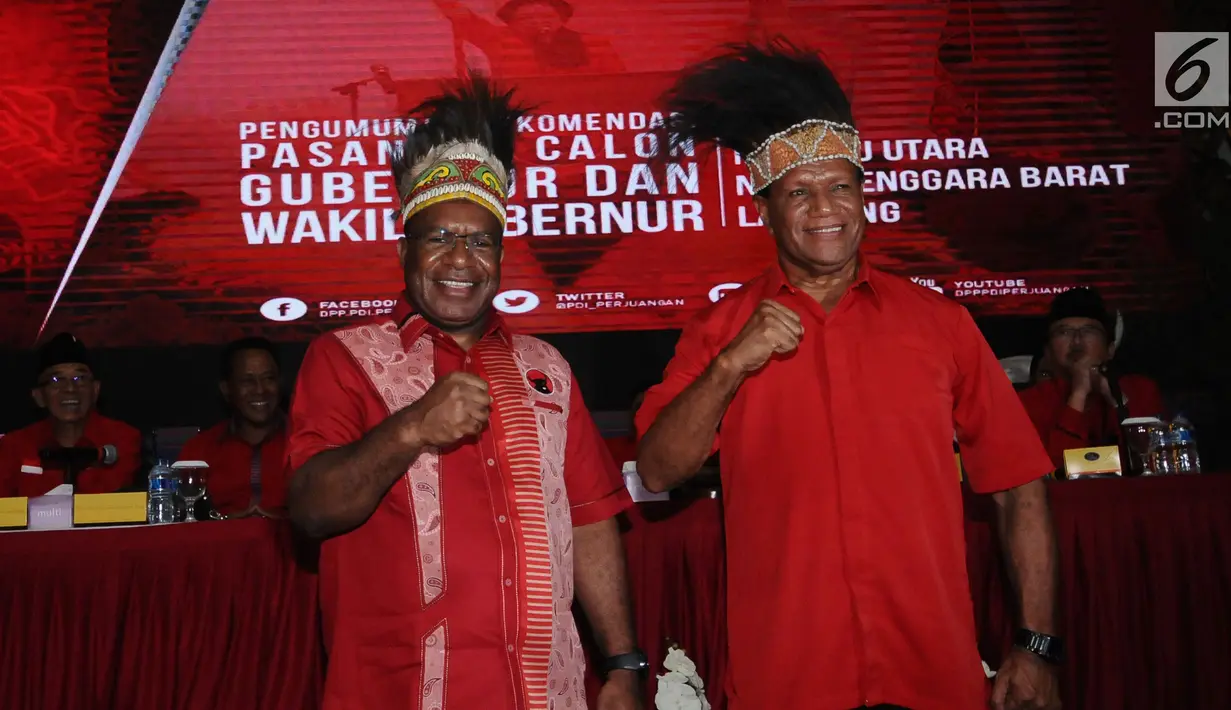 Jhon Wempi Wetipo (kiri) bersama Habel Melkias Suwae berfoto usai diumumkan maju menjadi Balon Cagub/Cawagub dalam Pilkada Papua 2018 oleh Ketua PDIP, Megawati Sukarnoputri di Jakarta, Kamis (4/1). (Liputan6.com/Helmi Fithriansyah)