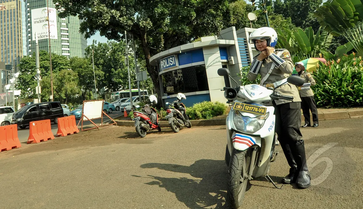Polisi wanita (polwan) mulai mengenakan jilbab saat bertugas di pelataran Silang Monas, Jakarta, Jumat (27/3/2015). Polwan di seluruh Indonesia akhirnya diperbolehkan mengenakan jilbab. (Liputan6.com/Faizal Fanani)