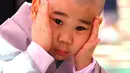 Anak-anak yang mengikuti upacara ini disuruh tinggal di kuil selama dua minggu dan diajarkan tentang Buddhisme di kuil Jogye, Seoul, Rabu (19/4). (AFP PHOTO / JUNG Yeon-Je)
