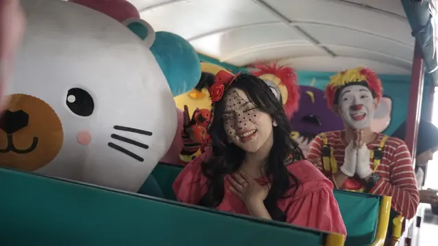 Postingan Davina Karamoy Bikin Heboh, Pamer Cincin dan Mawar Merah, Lamarankah?