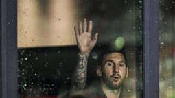 Pemain Inter Miami, Lionel Messi melambaikan tangan saat terlihat dari ruang tunggu ketika menyaksikan laga final US Open 2023 antara Inter Miami melawan Houston Dynamo FC di DRV PNK Stadium, Florida, Amerika Serikat, Kamis (28/09/2023). Messi absen pada laga tersebut karena cedera. (AFP/Getty Images/Chandan Khanna)