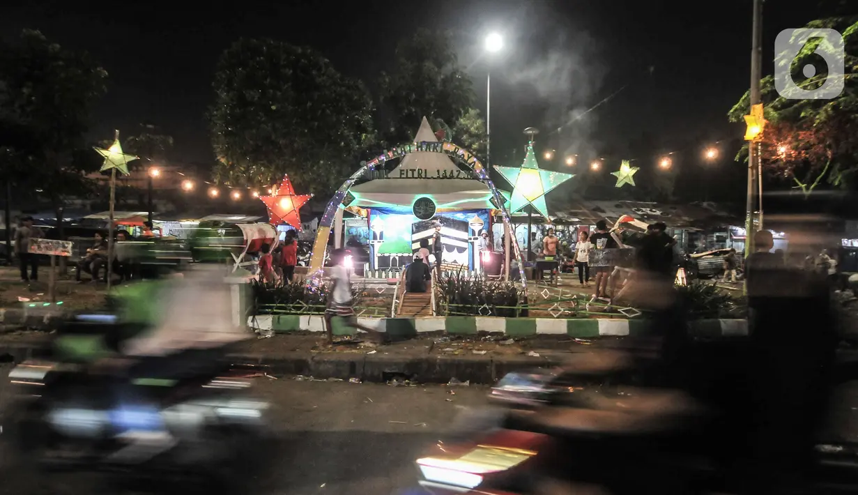 Suasana malam takbiran Idul Fitri di kawasan Manggarai, Jakarta, Rabu (13/5/2021). Tradisi merayakan malam takbiran dengan memainkan bedug dan membuat hiasan bernuansa Islam masih terlihat di pinggiran Ibu Kota meski berada di tengah pandemi Covid-19. (merdeka.com/Iqbal S. Nugroho)