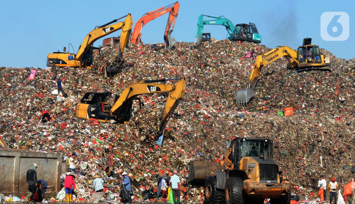 Pemulung mencari sampah yang dapat didaur ulang pada gunungan sampah di Tempat Pembuangan Akhir (TPA) Cipayung, Depok, Jawa Barat, Selasa (24/5/2022). Saat ini, kondisi TPA dengan luas 11,2 hektare tersebut mengkhawatirkan. (merdeka.com/Arie Basuki)