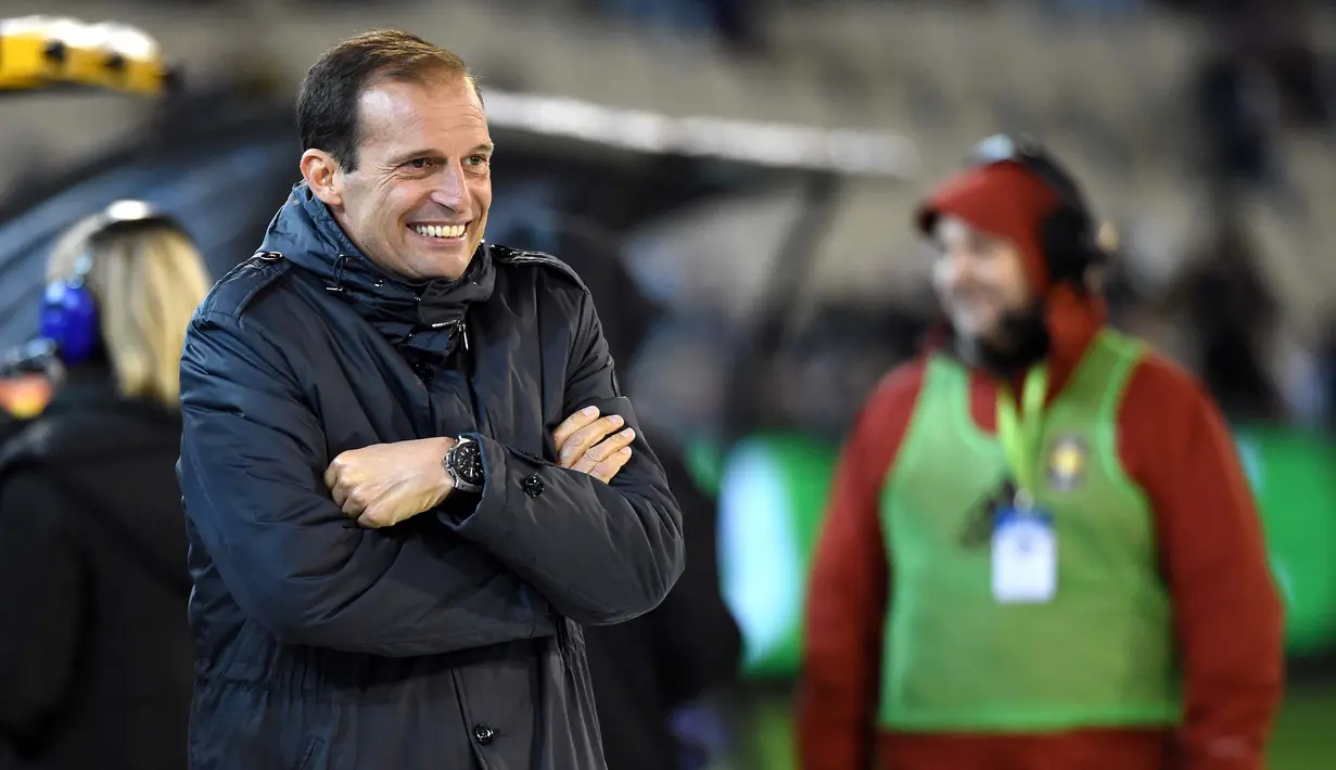 Pelatih Juventus, Massimiliano Allegri terlihat kedinginan saat menemani timnya berlaga melawan Melbourne Victory pada ajang International Champions Cup football di Melbourne, (23/7/2016). AFP/Saeed Khan)