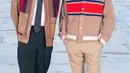 Anggota THE BOYZ Younghoon dan Juyeon tampil kompak mengenakan outfit dengan warna dan desain khas Gucci.  [Twitter/theseoulstory].
