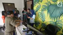 Aparat gabungan TNI, Polisi dan Satpol PP melakukan pendataan izin penginapan berbasis aplikasi dan rumah kos di Kelurahan Palmerah, Jakarta Barat, Jumat (25/10/2019). Pendataan dilakukan untuk tertib administrasi, baik perizinan maupun dokumen kependudukan. (merdeka.com/Imam Buhori)