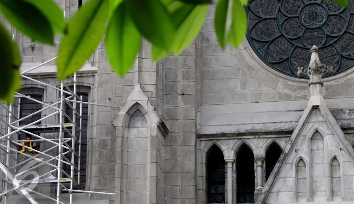 Pekerja melakukan perawatan di Gereja Katedral, Jakarta, Senin (7/11). Gereja beraliran Katolik Roma yang dibangun dengan arsitektur neogotik dari Eropa ini memiliki menara yang indah. (Liputan6.com/Gempur M Surya)