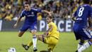 Pemain Chelsea, Eden Hazard (kiri)  mengecoh pemain Maccabi Tel Aviv, Carlos Garcia pada laga lanjutan Liga Champion grup G di Stadion Sammy Ofer, Israel, Rabu (25/11/2015). dini hari WIB. (AFP Photo/Thomas Coex). 