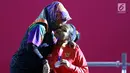 Atlet Para Powerlifting Indonesia, Ni Nengah Widiasih (kanan) saat prosesi medali Womens Up to 41.00kg Asian Para Games 2018 di Jakarta, Minggu (7/10). Ni Nengah Widiasih berhasil melakukan total angkatan 97 kg. (Liputan6.com/Helmi Fithriansyah)