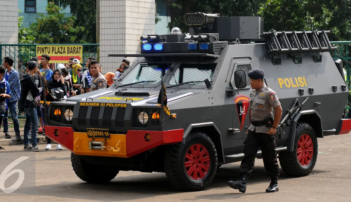 Kendaraan taktis TNI disiagakan di sekitar kawasan Stadion GBK Jakarta, Minggu (3/4/2016). Jelang laga final Piala Bhayangkara 2016, 11.000 personil gabungan disiagakan di kawasan Stadion Gelora Bung Karno. (Liputan6.com/Helmi Fithriansyah)
