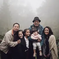 Potret kebersamaan para pemain film Keluarga Cemara 2 (Sumber: Instagram/ringgoagus)