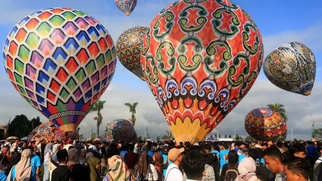 Warna-warni Balon Udara di Festival Wonosobo 2024