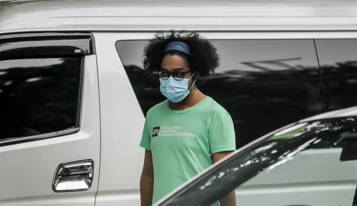 Seorang warga mengenakan masker di Manila, Filipina (2/8/2020). Jumlah kasus terkonfirmasi COVID-19 di Filipina melonjak menjadi 103.185 setelah Departemen Kesehatan negara itu melaporkan total 5.032 kasus baru pada Minggu (2/8). (Xinhua/Rouelle Umali)