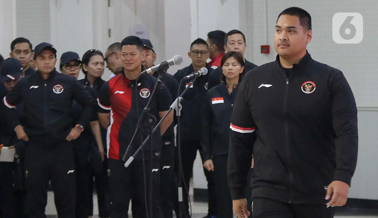 Menteri Pemuda dan Olahraga Dito Ariotedjo, Ketua Olimpiade Indonesia Raja Sapta Oktohari, serta Chef de Mission (CDM) Kontingen Indonesia untuk Olimpiade Paris 2024 Anindya Bakrie hadir dalam upacara pengukuhan kontingen Indonesia Olimpiade Paris 2024. (Liputan6.com/Herman Zakharia)