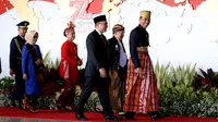 Presiden Joko Widodo (Jokowi) bersama Wakil Presiden Jusuf Kalla didampingi Ketua MPR RI Zulkifli Hasan setibanya di Gedung DPR, Jakarta, Rabu (16/8). Rencananya, Jokowi akan menyampaikan pidato dalam sidang tahunan MPR. (Liputan6.com/Angga Yuniar)