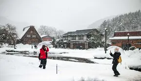 Lokasi terpencil yang dikelilingi pegunungan di Jepang menjadikan desa Shirakawa-go terisolasi dari hiruk pikuk dunia luar. (Faizal Fanani)