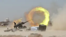 Pejuang Syiah menembakkan senjata ke arah kelompok militan ISIS di dekat Falluja , Irak , 29 Mei 2016. Pasukan keamanan telah mengevakuasi sekitar 760 orang yang melarikan diri dari wilayah timur dan tenggara Falluja. (REUTERS / Alaa Al - Marjani)