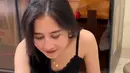 Prilly terlihat mengenakan celana panjang hitam dengan atasan tanktop warna senada. Sambil mengadopsi kucing, Prilly mengatakan ukuran celananya mirip dengan anak umur 10 tahun. (Liputan6.com/IG/@prillylatuconsina96)