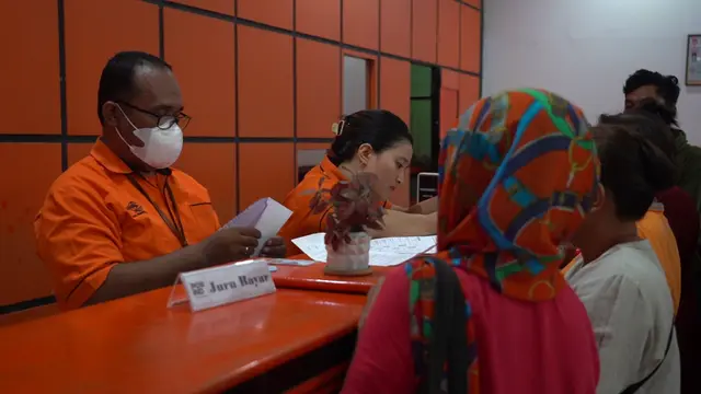 PT Pos Indonesia (Persero) menyalurkan bantuan sosial (bansos) Program Keluarga Harapan (PKH) dan sembako triwulan IV tahun 2023, di sejumlah daerah di Indonesia. Salah satunya, Kota Manado, Sulawesi Utara.