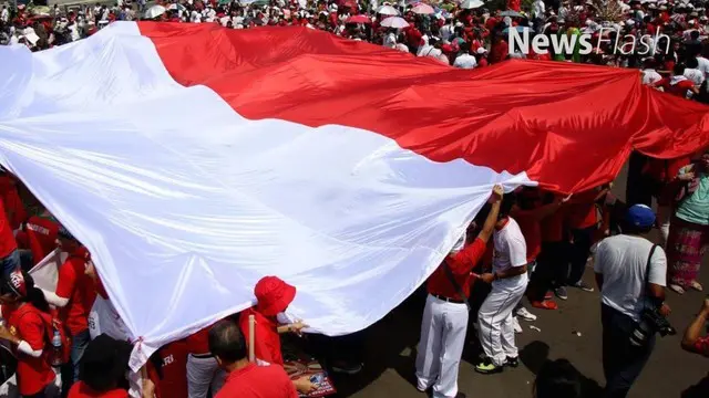 Kasus penangkapan terhadap Nurul Fahmi yang membawa bendera merah putih dicoret dengan tulisan Arab saat demo FPI di depan Mabes Polri.