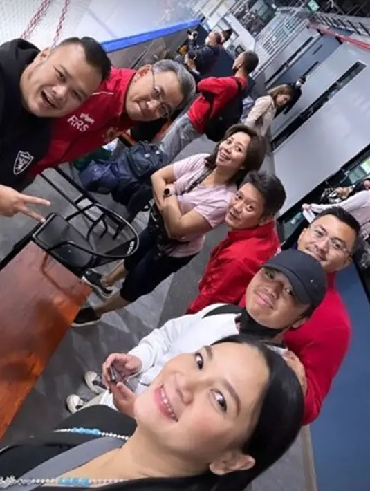 Melalui Instagram stories, Dian Nitami turut mengunggah momen saat berada di pinggir lapangan hockey. Pada unggahan tersebut, Dian Nitami juga menyebutkan jika ia menjadi pendukung terdepan. (Liputan6.com/IG/@bu_deedee)