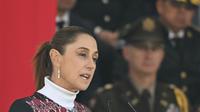 Presiden Meksiko Claudia Sheinbaum menyampaikan pidato saat peringatan Hari Bendera di Mexico City pada 24 Februari 2026. Sheinbaum memberikan jaminan penuh atas keamanan para penggemar sepak bola pada pertandingan Piala Dunia di kota Guadalajara yang dilanda kekerasan. (Yuri Cortez/AFP)