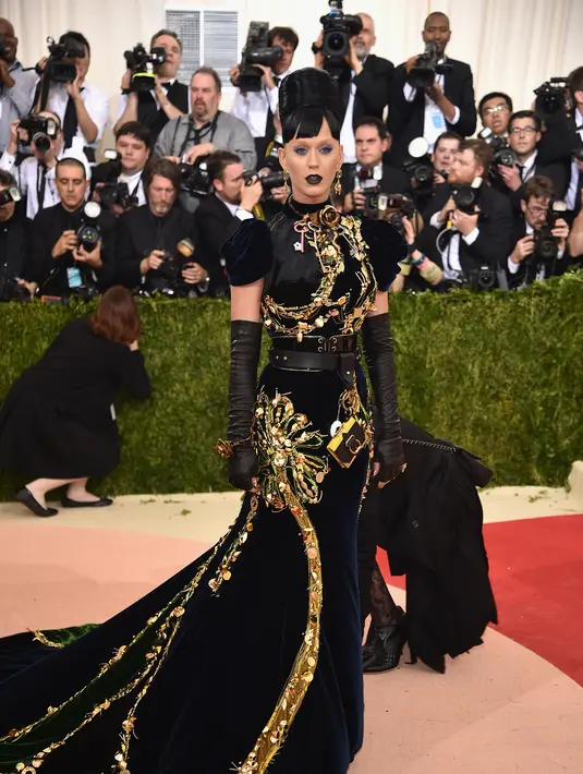 Keduanya pun bertemu di red carpet Gala 2016. Merasa tak ingin tersaingi, Katy Perry dan Taylor Swift berlomba-lomba pamer gaun ketika melenggang dan berpose didepan kamera paparazi. (AFP/Bintang.com)