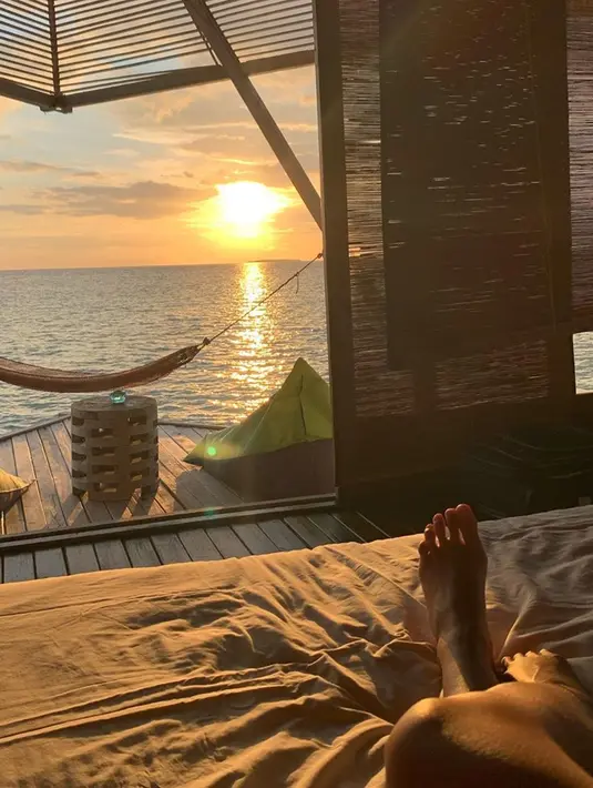 Liburannya ke Pulo Cinta ini cukup menarik, karena tempatnya yang berada di pulau kecil yang dekat dekat pulau Sulawesi. Selain itu villa yang ditempati pun terbuat dari kayu yang bertengger di atas laut. Sebuah pengalaman menyatu dengan alam. (Liputan6.com/IG/@marshanda99)