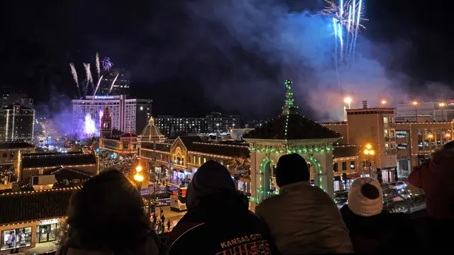 FOTO: Tradisi Penyalaan Lampu Natal di Malam Thanksgiving