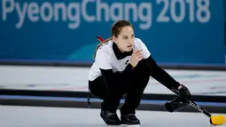 Atlet curling asal Rusia, Anastasia Bryzgalova tampil melawan ganda campuran Swiss pada Olimpiade Musim Dingin Pyeongchang 2018, Minggu (11/2). Saking cantiknya banyak yang berpendapat Bryzgalova pantas menjadi seorang model. (AP/Natacha Pisarenko)