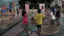 Anak-anak bermain di sekitar mural 3D atau 3 dimensi  yang menghiasi Kampung Pekayon Jaya, Bekasi, Kamis (14/6). Pengerjaannya Kampung 3D ini sendiri telah memakan waktu 4 minggu dan masih berlanjut. (Merdeka.com/ Iqbal S. Nugroho)