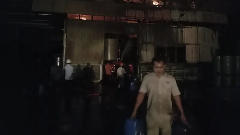 Pabrik Kimia Terbakar di Kecamatan Cikande, Kabupaten Serang, Banten. (Jum'at, 23/10/2020). (Yandhi Deslatama/Liputan6.com)