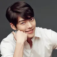Saat ini, Kim Woo Bin sedang fokus penyembuhan. Seperti diketahui, ia didiagnosis menderita kanker nasofaringeal pada Mei 2017. (Foto: allkpop.com)