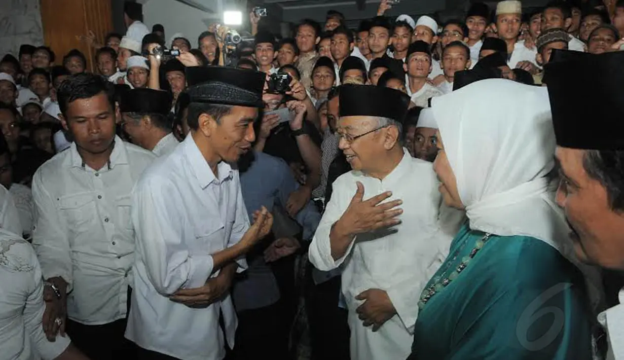Tampak para santri berusaha mengabadikan pertemuan Jokowi dengan pimpinan Pondok Pesantren Tebu Ireng (Liputan6.com/Herman Zakharia)