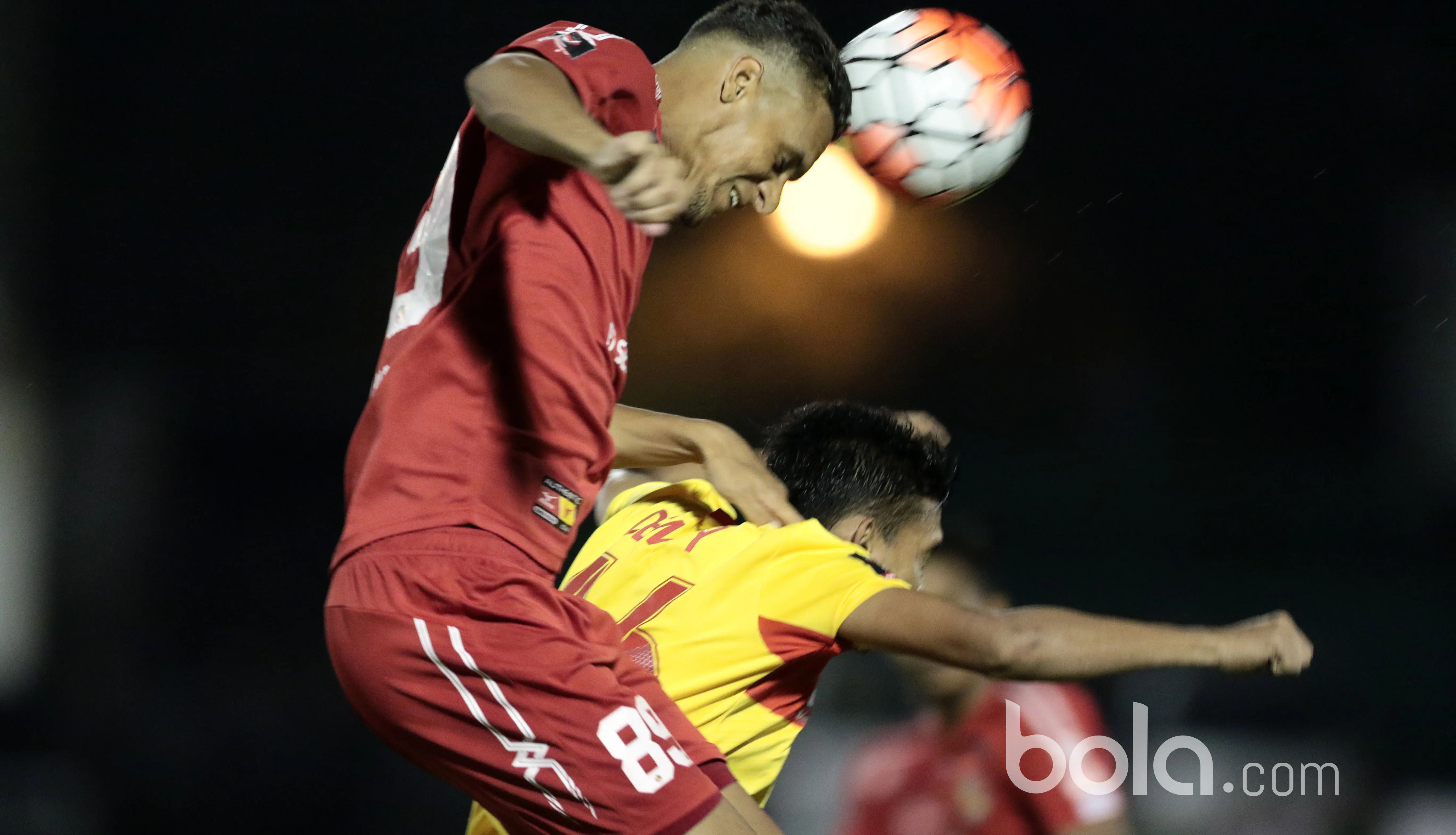 Pemain Semen Padang, Cassio De Jesus (kiri) berebut bola dengan pemain Bhayangkara FC, Dendy Sulistiyawan pada babak delapan besar Piala Presiden 2017 di Stadion Manahan, Solo. Jumat (26/2/2017). (Bola.com/Nicklas Hanoatubun)