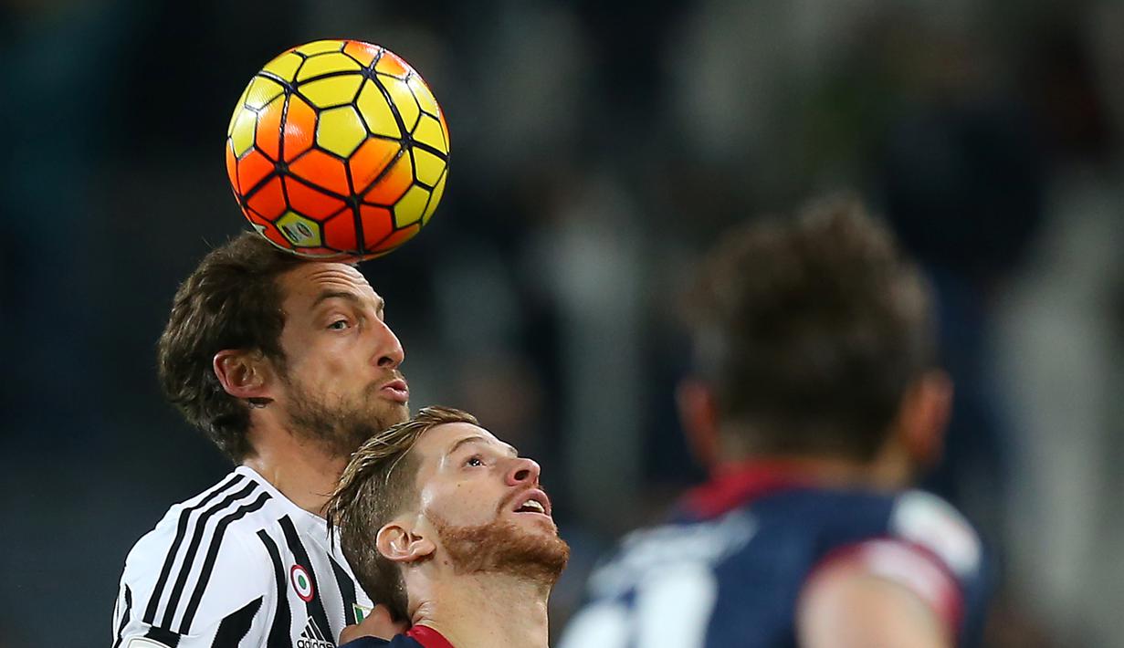 Pemain Juventus, Claudio Marchisio (kiri), duel dengan pemain Genoa, Cristian Ansaldi, dalam lanjutan Serie A Italia di Stadion Juventus, Turin, Kamis (4/2/2016) dini hari WIB. (AFP/Marco Bertorello)