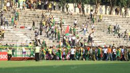 Pertandingan Gresik United melawan PS TNI di Stadion Tri Dharma, Gresik, Minggu (22/5/2016) sempat dihentikan wasit karena terjadi keributan antar suporter. (Bola.com/Fahrizal Arnas)
