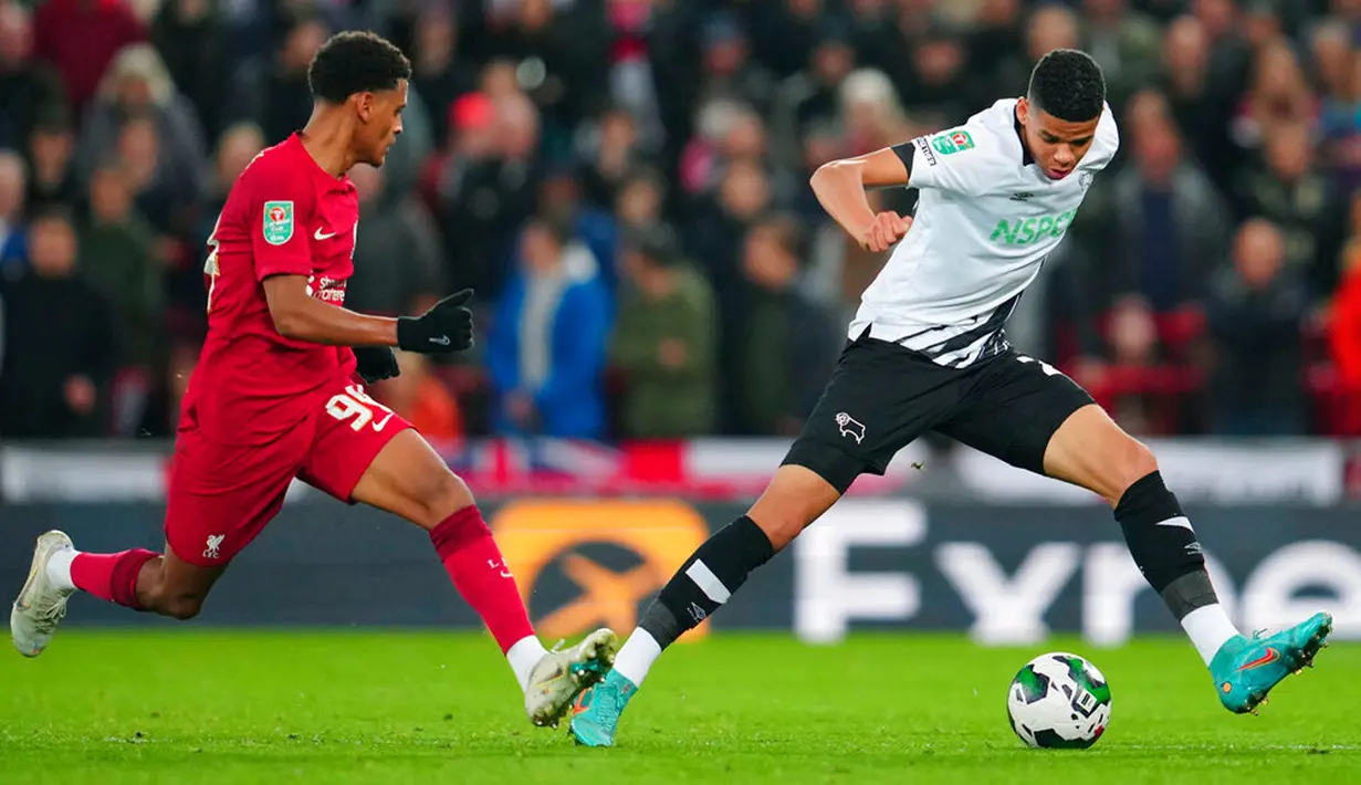 Pemain Derby County William Osula (kanan) berebut bola melawan pemain Liverpool Melkamu Frauendorf pada pertandingan sepak bola Piala Liga Inggris atau Carabao Cup di Stadion Anfield, Liverpool, Inggris, 9 November 2022. Liverpool  menyingkirkan Derby County lewat adu penalti dengan skor 3-2. (AP Photo/Jon Super)