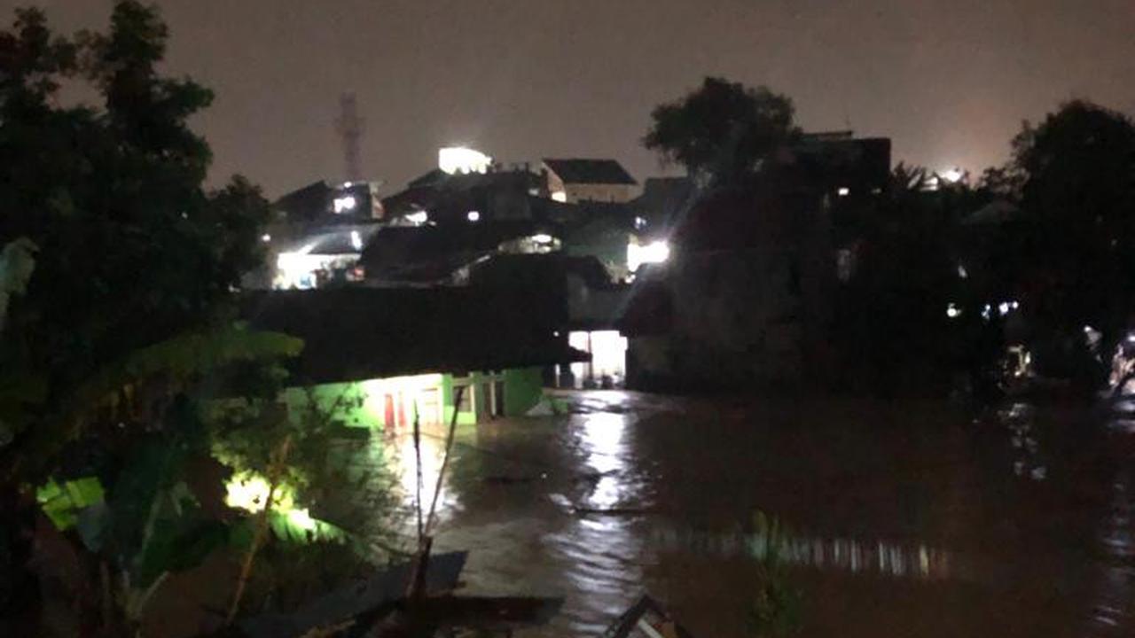 Beberapa rumah warga di sekitar sungai Ciwalen, wilayah Garut Kota terendam banjir hingga Jumat (15/7/2022) malam. (Liputan6.com/Jayadi Supriadin)