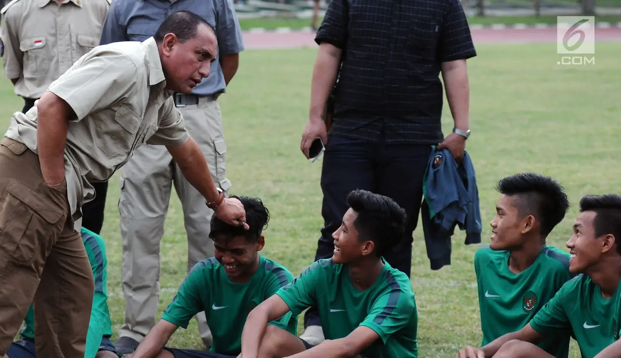 Ketua Umum PSSI, Edy Rahmayadi mengecek penampilan rambut Timnas Indonesia U-16 usai latihan terakhir di Lapangan Atang Sutresna, Jakarta, Kamis (6/7). Timnas U-16 akan berlaga di Piala AFF U-15 Thailand, 9-22 Juli. (Liputan6.com/Helmi Fithriansyah)