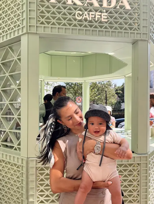 Momen manis lainnya Jennifer Bachdim tampak menggendong anak ke-4nya. Ia mengenakan atasan berwarna cokelat tanpa lengan, dan menata rambutnya dengan gaya high-ponytail dan mengikatkan syal mini sebagai pemanis. [Foto: Instagram/jenniferbachdim]