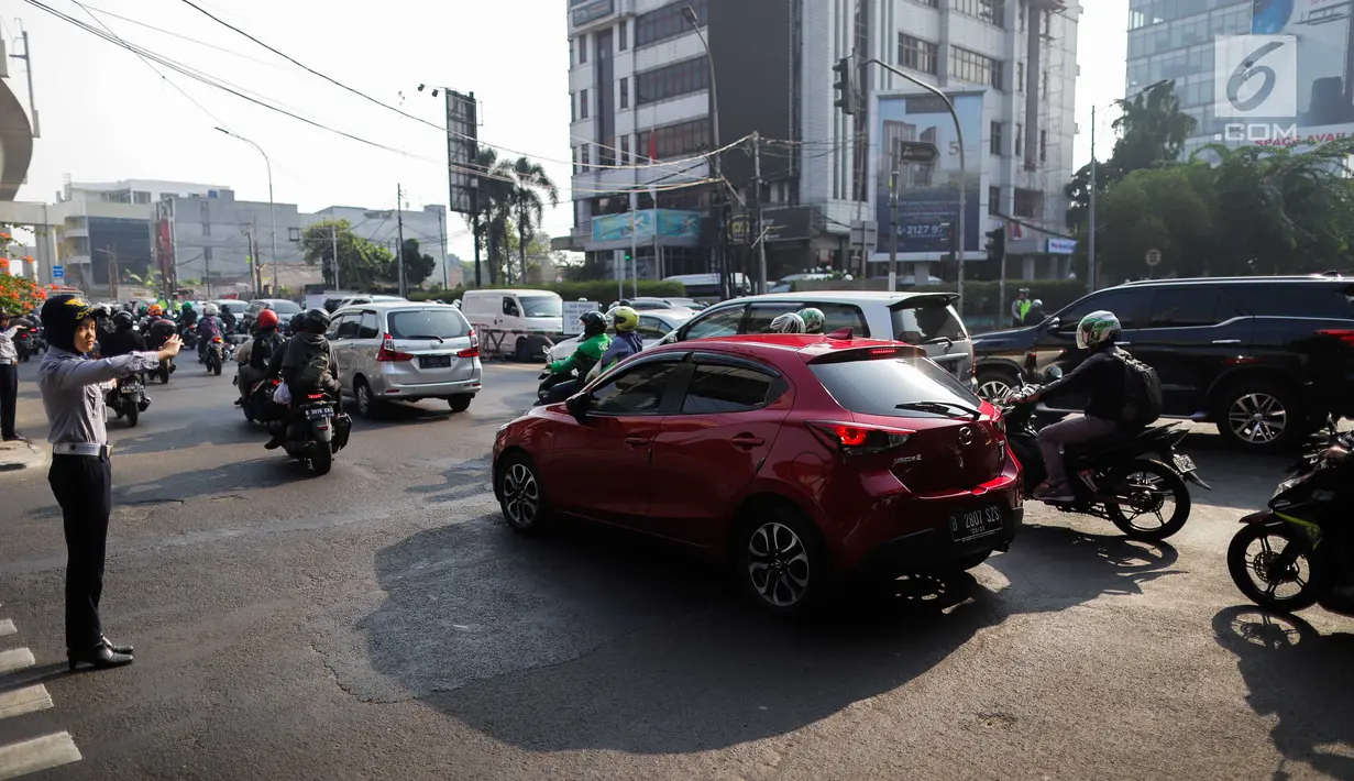 Petugas Dishub mengatur lalu lintas saat pemberlakuan perluasan sistem ganjil genap di kawasan Jalan Fatmawati Raya, Jakarta, Senin (9/9/2019). Mereka yang melanggar ganjil genap akan dikenakan denda administrasi sanksi maksimal yakni denda Rp 500.000. (Liputan6.com/Faizal Fanani)
