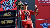 Pembalap Ducati Lenovo Team, Pecco Bagnaia, berhasil meraih titel juara dunia MotoGP 2022 meski hanya finis di urutan sembilan MotoGP Valencia di Sirkuit Ricardo Tormo, Valencia, Minggu (6/11/2022) malam WIB. (AFP/JAVIER SORIANO)