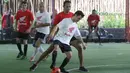 Dani Pedrosa mencoba melewati lawannya saat bermain futsal di Lapangan Futsal Kuningan Village, Jakarta, Sabtu (13/2/2016). (Bola.com/Nicklas Hanoatubun)